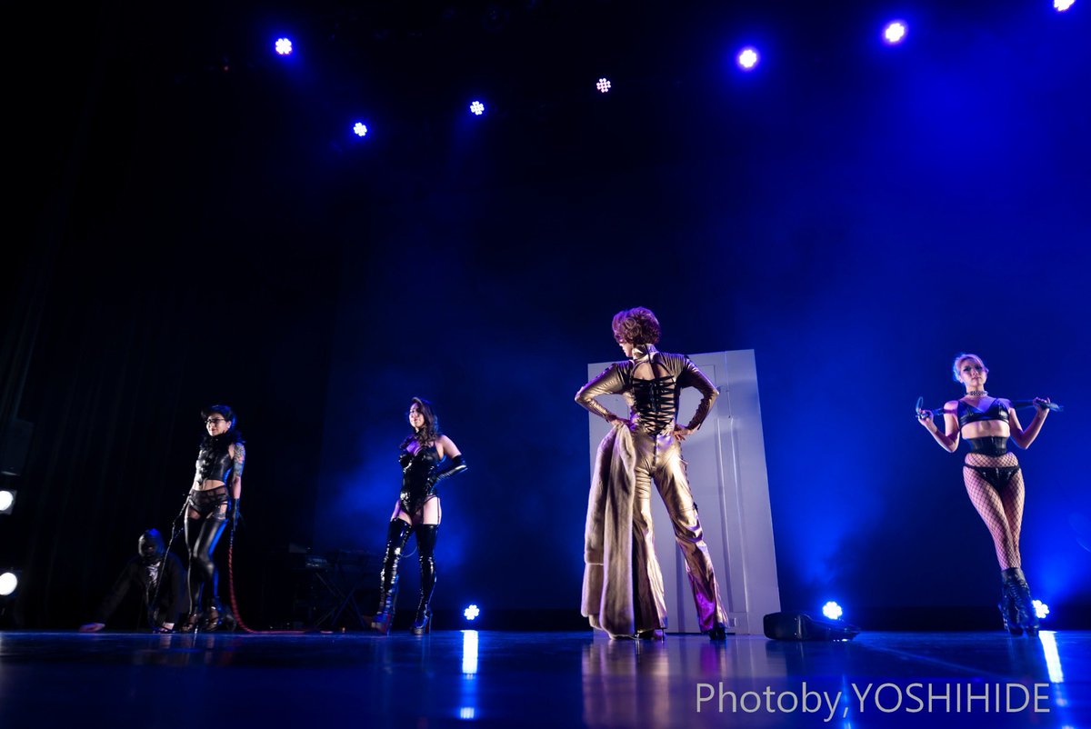 yeahdudeaska's tweet photo. BARBARA the bizarre 30th Connect　【回顧録】25周年の時に使用した棺を化粧直しした。棺はバルバラを象徴するモニュメント。時間を遡り1996年にバルバラのショーで最も当時使用した音源で当時のミストレス達の個性や在り方、マゾは会社帰りにバルバラに忍んでくるような当時を思い起こすマニアの為の居場所を表現してみた。そして、OB、OGに向けて彼女らに捧げ、刺しにいったった！笑