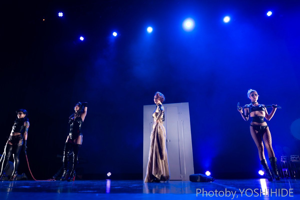 yeahdudeaska's tweet photo. BARBARA the bizarre 30th Connect　【回顧録】25周年の時に使用した棺を化粧直しした。棺はバルバラを象徴するモニュメント。時間を遡り1996年にバルバラのショーで最も当時使用した音源で当時のミストレス達の個性や在り方、マゾは会社帰りにバルバラに忍んでくるような当時を思い起こすマニアの為の居場所を表現してみた。そして、OB、OGに向けて彼女らに捧げ、刺しにいったった！笑