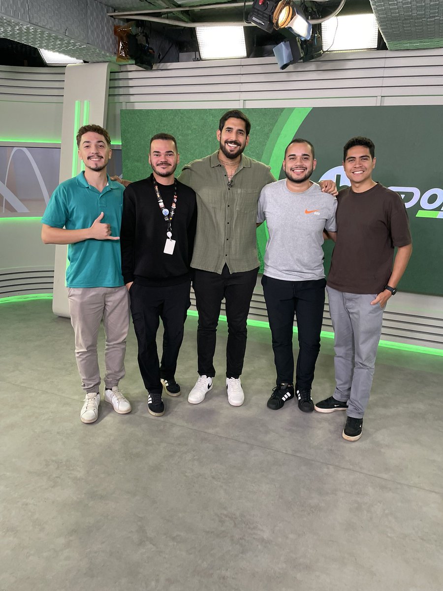 brenno__moura's tweet photo. Hoje foi dia de conhecer a galera 10/10 do #SBTSportsBrasilia ❤️ https://t.co/Op4C14kTvm