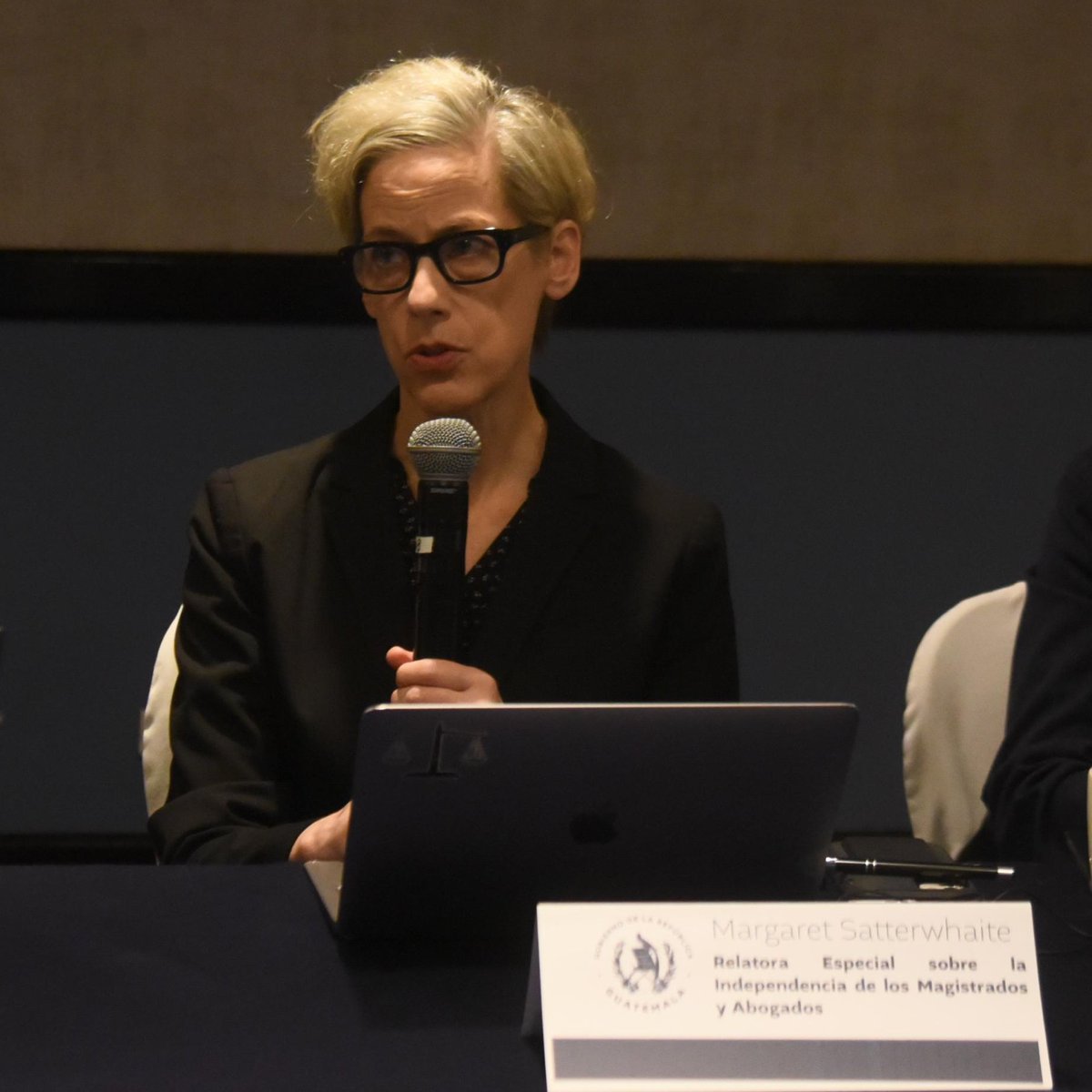 🌎⚖️ La relatora de la ONU, Margaret Satterthwaite, advirtió que el sistema de justicia en Guatemala atraviesa una profunda crisis.

👉🏻 Señaló que la instrumentalización del derecho penal, la concentración de poder en instituciones clave y la persecución contra operadores de