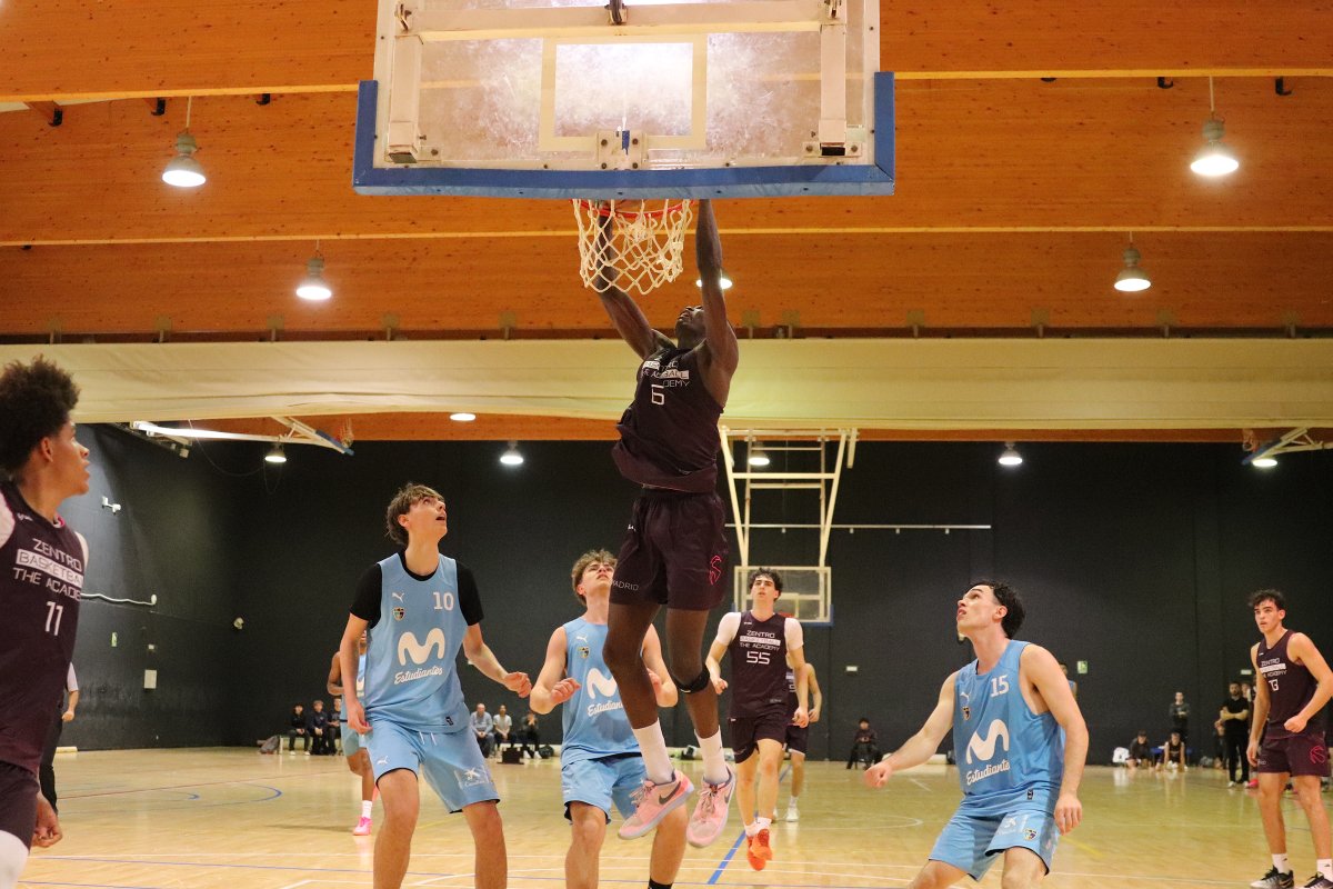 CBZentro's tweet photo. Aviso de @iagocm4 a Sekou Coulibaly ☝️

⚠️ "Manipular las canastas del ADM con cuidado".

😅 @danielcormar, @CMeierhans e @inescm99 validan esto.

#GoGarnet

@FBMadrid en el lente 📸