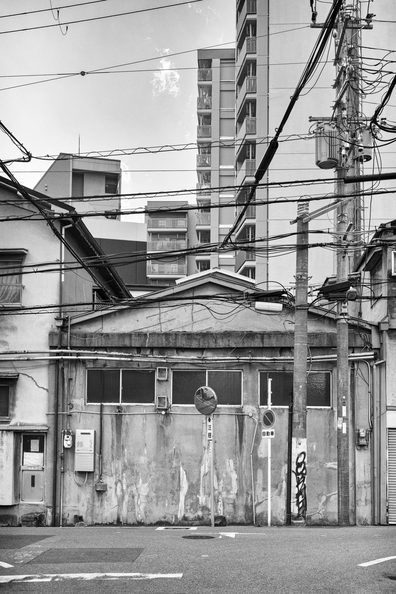 Experienced Record
Osaka 2026
City Entangled.
Lines, walls, and time quietly layered together.
線と壁、そして時間が静かに重なっている。
(LEICA SL2-S、ART28-45㎜/ f1.8DG DN)
#leica #ライカ #photography