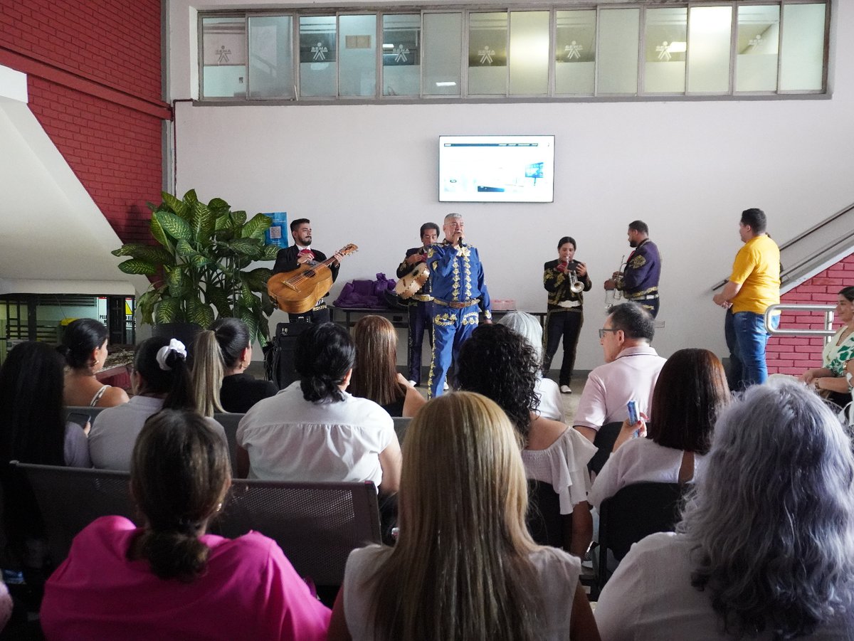 💜 Conmemoramos el Día de la Mujer

🙌 Una iniciativa liderada por el director regional Campo Elías Gutiérrez Polanía y el grupo de Talento Humano, en cabeza de Yolima Méndez Perdomo.

💛 Reconocimos el talento, liderazgo y aporte de las mujeres que transforman el territorio.