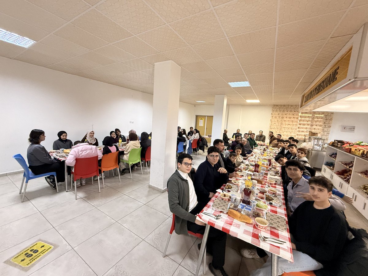 MARİFİN KALBİNDE RAMAZAN: YURT ÖĞRENCİLERİYLE GÖNÜL SOFRASI

Ramazan ayının birlik, paylaşma ve kardeşlik ruhu okulumuzda kurulan iftar sofrasında bir kez daha hissedildi. Okulumuz yönetimi, öğretmenleri ve yurt öğrencileri aynı sofrada buluşarak Ramazan’ın manevi atmosferini