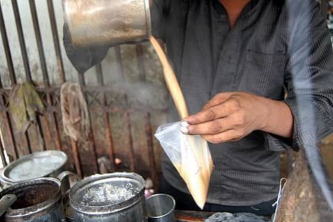 ManoharSeerla's tweet photo. 1+1offer 
Buy tea take free cancer 
#eluru
@MaheshKumarOfc 
Sir please take responsibility step towards all shops in Eluru 
Like 
They stored hot samber in plastic bucket&amp;non veg restaurant they store in cook rice in plastic tubs Please my heartfelt request 
Please work on this https://t.co/YFpI4Bj1bn