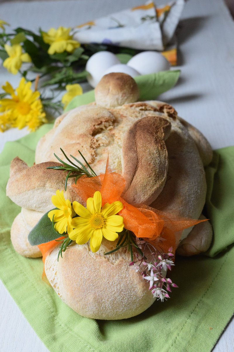 VittoriaAl's tweet photo. Il Pane a coniglio è una ricetta semplice ma capace di portare allegria e creatività sulla tavola delle feste. Una semplice pagnotta in un pane scenografico perfetto per il pranzo di Pasqua.
https://t.co/4jQnX0fQc3 https://t.co/WnIbunsNsq