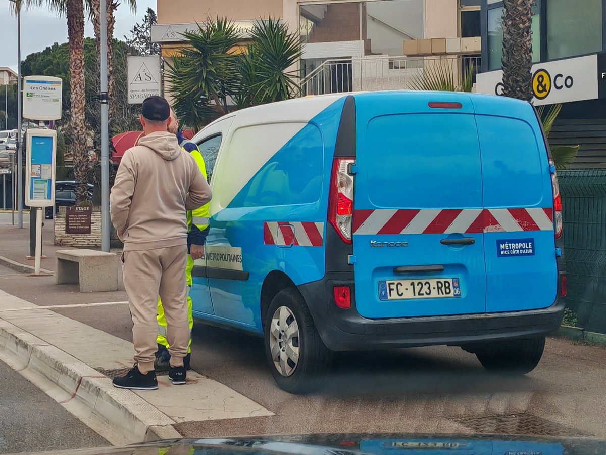 _serguei_'s tweet photo. .@MetropoleNCA 

Intervention urgente pour aller au Tabac !
Bien joué le stationnement sur le trottoir👏🏻 https://t.co/71uQmSYqmK
