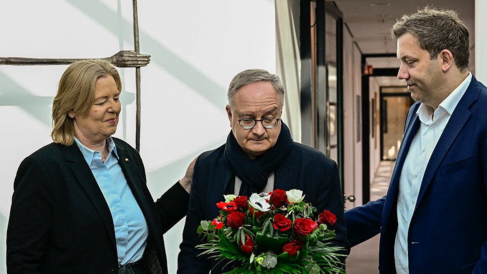 maternus's tweet photo. Ich bin so alt™, ich kann mich daran erinnern, als Parteivorsitzende nach einer Klatsche wie den 5,5% der SPD in BW zurückgetreten wären. Die heutigen Parteischranzen Klingbeil/Bas  sagen noch nicht einmal "Ich übernehme die volle Verantwortung".

Sie bleiben einfach sitzen. https://t.co/DBGWkvcoAR