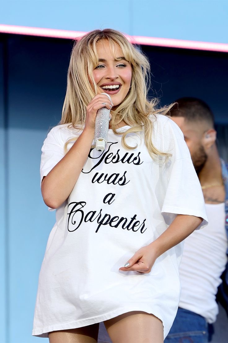 lojauneek's tweet photo. Boatos de que essa é a fav da adm no momento…

Camiseta Jesus Was A Carpenter Sabrina Carpenter (preta ou branca) em algodão.

🔗 https://t.co/p7HSCMlUl6 https://t.co/rh9MDgv0X8