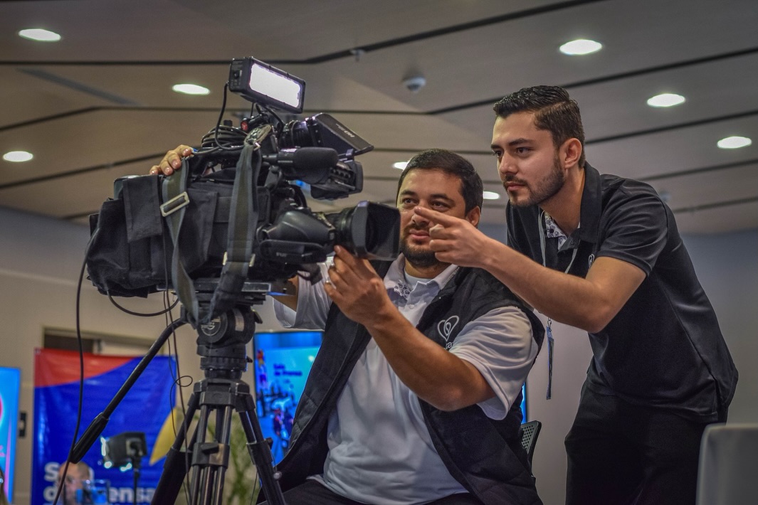 AmandaJaimesM's tweet photo. Muy orgullosa del equipo de @canaltelecafe 
Más de 40 profesionales hicieron posible la transmisión especial #ElEjeElige, un gran despliegue periodístico en todas nuestras pantallas y plataformas digitales.
Gracias por el compromiso con el que seguimos informando a la región. 🗳️ https://t.co/whZgGPo9EJ