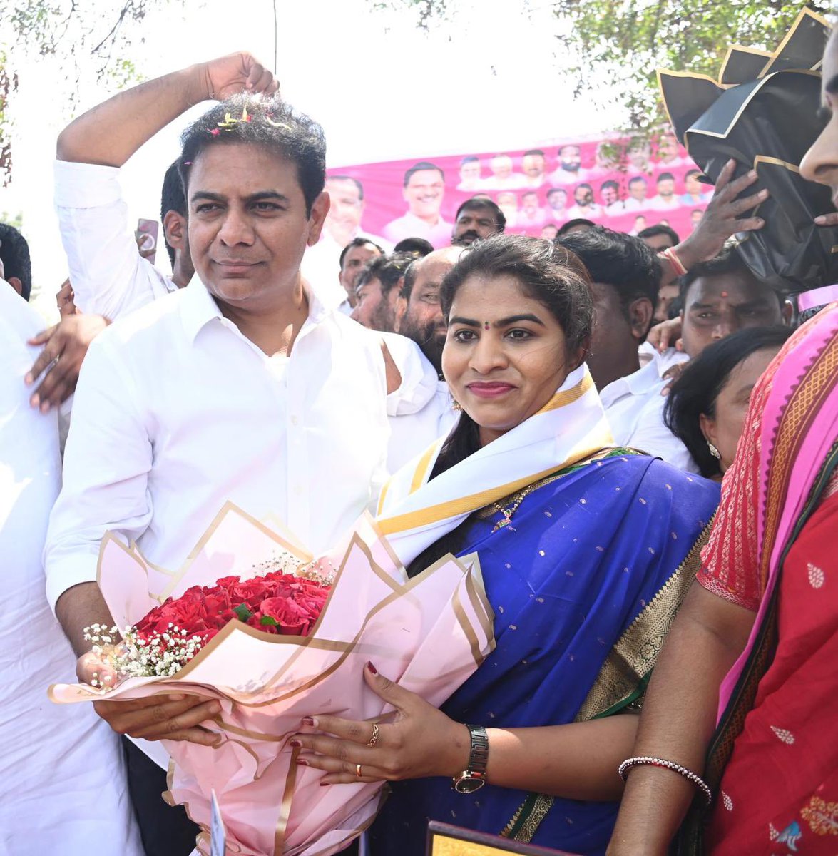 mekalakavyabrs's tweet photo. Felt elated to receive my felicitation from @KTRBRS Sir on Women's Day! Also, participated in the cricket tournament organised by @chmallareddyMLA Sir celebrating his 50th wedding anniversary
#jaitelangana #jaikcr #jaibrs #jaiktr #happywomensday https://t.co/1n9jQtG5ad