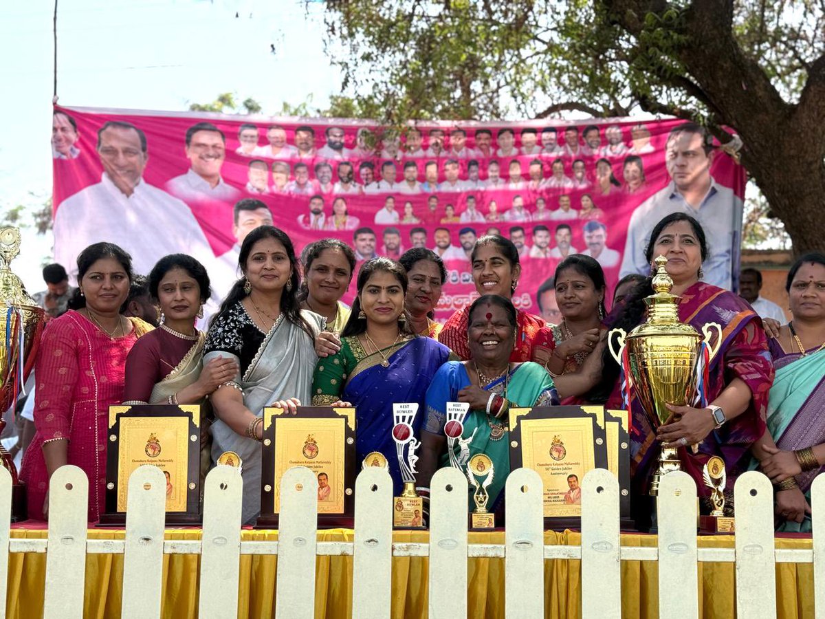 mekalakavyabrs's tweet photo. Felt elated to receive my felicitation from @KTRBRS Sir on Women's Day! Also, participated in the cricket tournament organised by @chmallareddyMLA Sir celebrating his 50th wedding anniversary
#jaitelangana #jaikcr #jaibrs #jaiktr #happywomensday https://t.co/1n9jQtG5ad