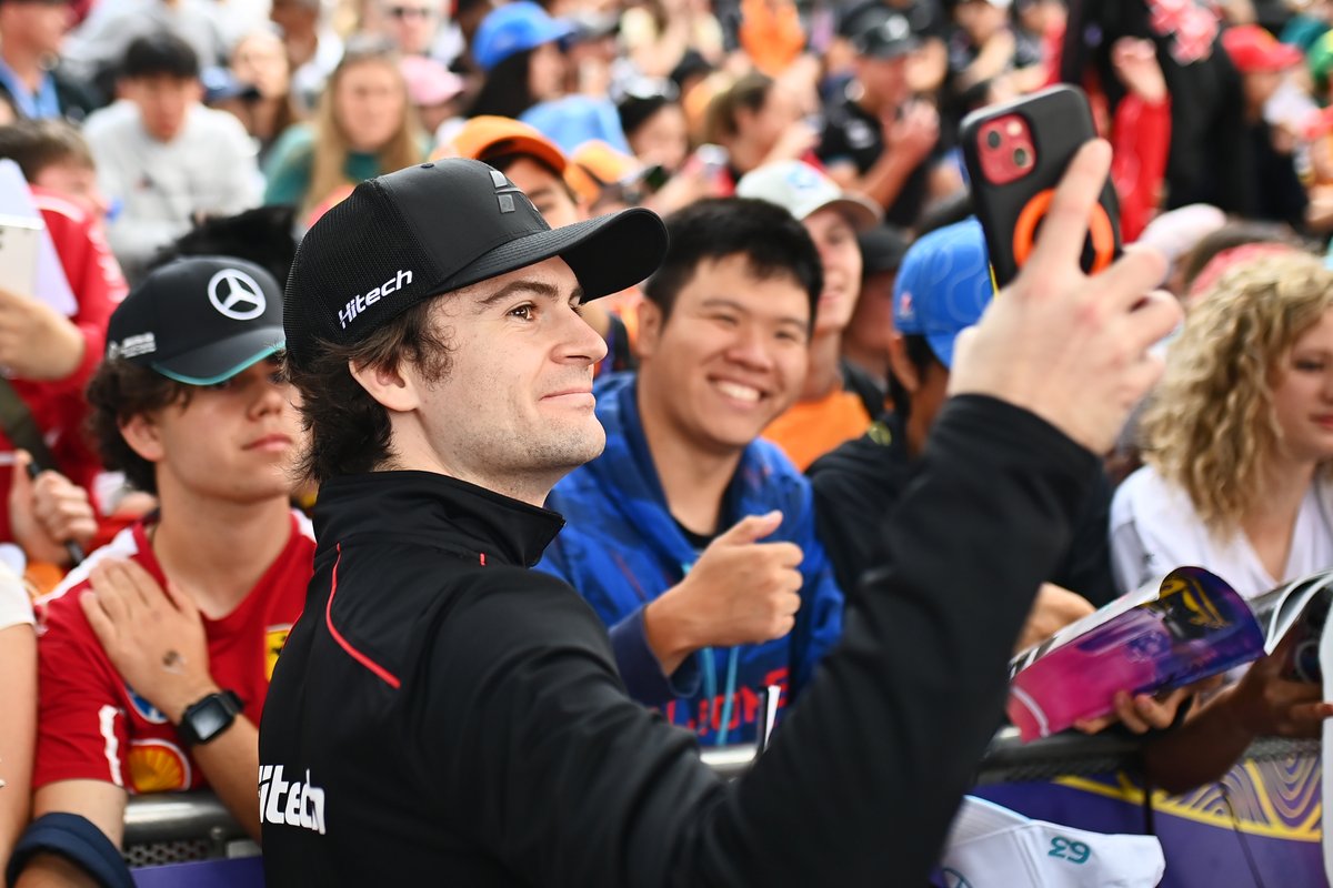 Formula2's tweet photo. The Melbourne walk was a vibe on Saturday 😎

Thank you all for coming out 🫶

#F2 #AusGP https://t.co/S5CC746lIj