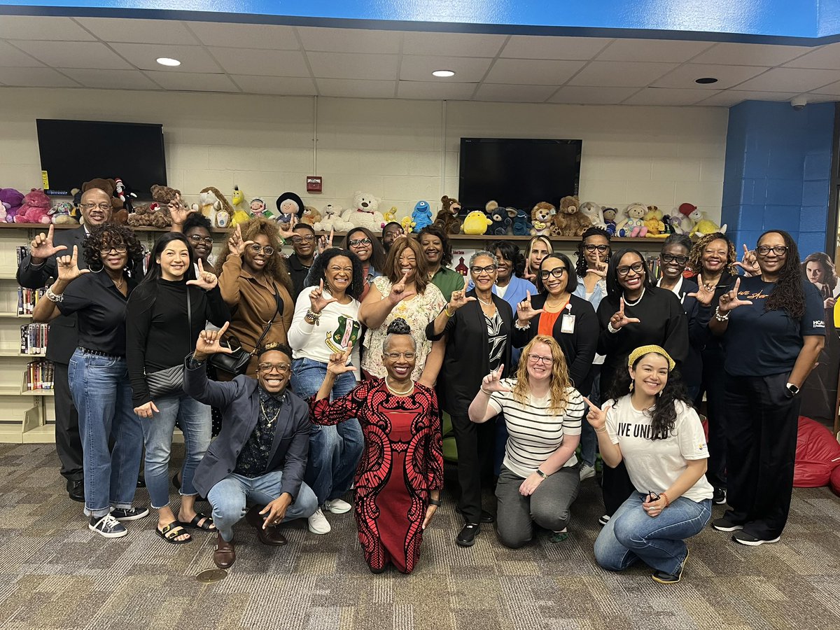 ashbkimbrough's tweet photo. Last Friday, @BLELancaster was filled with the joy of reading during Reading Day hosted by @UnitedWayDallas! We are incredibly grateful for the many  guest readers who volunteered their time to make this day special for our students. 📚 https://t.co/mNdziqTcrl