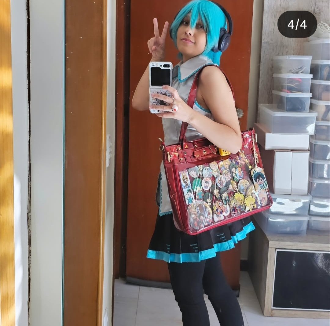 Eu faço cosplay desde os 13 anos (2007) e um dos meus primeiros cosplays foi do Len, versão Love is war!
Eu sempre quis fazer a miku mas na época conseguir uma peruca dessas era UÓ uahsha
Realizei o sonho em 2024 finalmente, e posso N ser uma cosplayer UAU, mas amo esse cosplay!