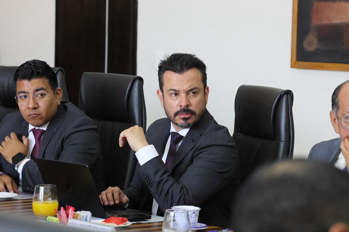 Todos los días construimos #PazConBienestar. 🫶🏼✨

Nos reunimos los tres órdenes de gobierno en la Mesa de Coordinación Estatal para la Construcción de Paz 👮🏼‍♀️👮🏻‍♂️, para fortalecer la tranquilidad de las y los poblanos, siguiendo la Estrategia Nacional de nuestra presidenta, la Dra.