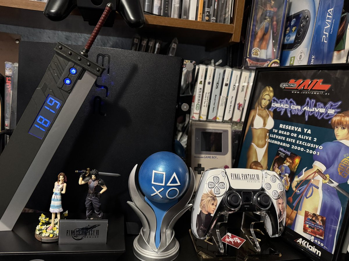 Tan bonita que queda la espada ahí protegiendo la Ps3.

#Finalfantasyviirebirth #FinalFantasyVIIRemake