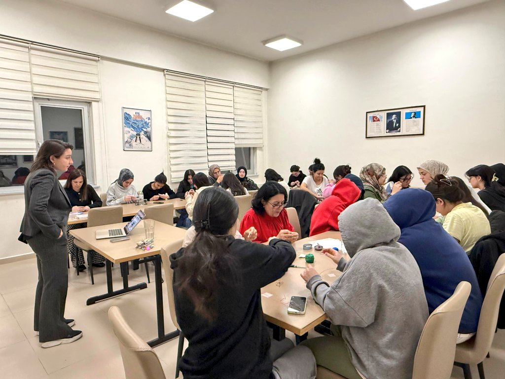 AnkaraKYGM's tweet photo. 📍Sabancı Yurdu

Yurt müdürlüğümüzde düzenlenen “Elin Duman Tutmasın” Bağımlılıkla Mücadele Workshopu’nda öğrencilerimiz bağımlılıkla mücadele konusunda gerçekleştirilen bilgilendirici konferansı dinledi. 

Ardından etamin ve örgü etkinliğiyle üretmenin keyfini yaşadı. https://t.co/TcjA2KLfxZ