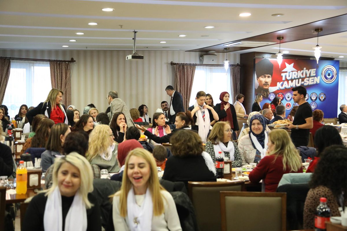 OnderKahveci's tweet photo. Türk Sağlık-Sen Kadın Komisyonumuzun düzenlediği iftar programında, Türk Sağlık-Sen’in her zaman ve her şartta gözbebeği olan kıymetli kadın teşkilat mensuplarımızla bir araya geldik.

Bu anlamlı sofrada bizleri bir araya getiren Kadın Komisyonu Başkanımız Yasemin Uzunöz başta olmak üzere tüm komisyon üyelerimize ve emeği geçen herkese teşekkür ediyorum.
 
Biz; kadının elinin değmediği her işin yarım olacağına, eksik kalacağına inananlarız. Bu nedenle kadınlarımızın özellikle çalışma hayatında, sivil toplum alanında ve toplumsal yaşamda daha aktif olmaları için destek oluyor; sorunlarının çözümü için mücadele ediyoruz.
 
İnanıyorum ki kadınlarımız sendikal mücadelede ne kadar önde olursa, hakların ilerlemesi ve sorunların çözülmesi o kadar kolay olacaktır.

Kadınlarımızın katkılarıyla sendikal mücadelemizin her zaman daha güçlü olacaktır.