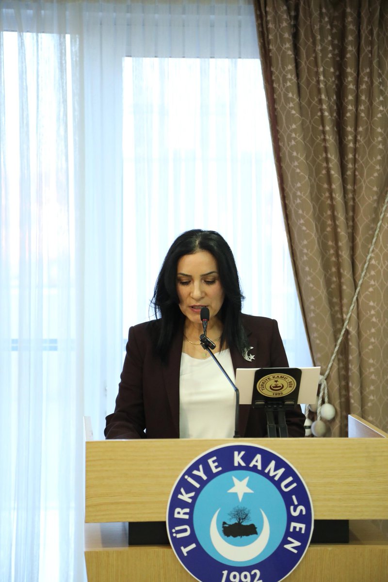 OnderKahveci's tweet photo. Türk Sağlık-Sen Kadın Komisyonumuzun düzenlediği iftar programında, Türk Sağlık-Sen’in her zaman ve her şartta gözbebeği olan kıymetli kadın teşkilat mensuplarımızla bir araya geldik.

Bu anlamlı sofrada bizleri bir araya getiren Kadın Komisyonu Başkanımız Yasemin Uzunöz başta olmak üzere tüm komisyon üyelerimize ve emeği geçen herkese teşekkür ediyorum.
 
Biz; kadının elinin değmediği her işin yarım olacağına, eksik kalacağına inananlarız. Bu nedenle kadınlarımızın özellikle çalışma hayatında, sivil toplum alanında ve toplumsal yaşamda daha aktif olmaları için destek oluyor; sorunlarının çözümü için mücadele ediyoruz.
 
İnanıyorum ki kadınlarımız sendikal mücadelede ne kadar önde olursa, hakların ilerlemesi ve sorunların çözülmesi o kadar kolay olacaktır.

Kadınlarımızın katkılarıyla sendikal mücadelemizin her zaman daha güçlü olacaktır.