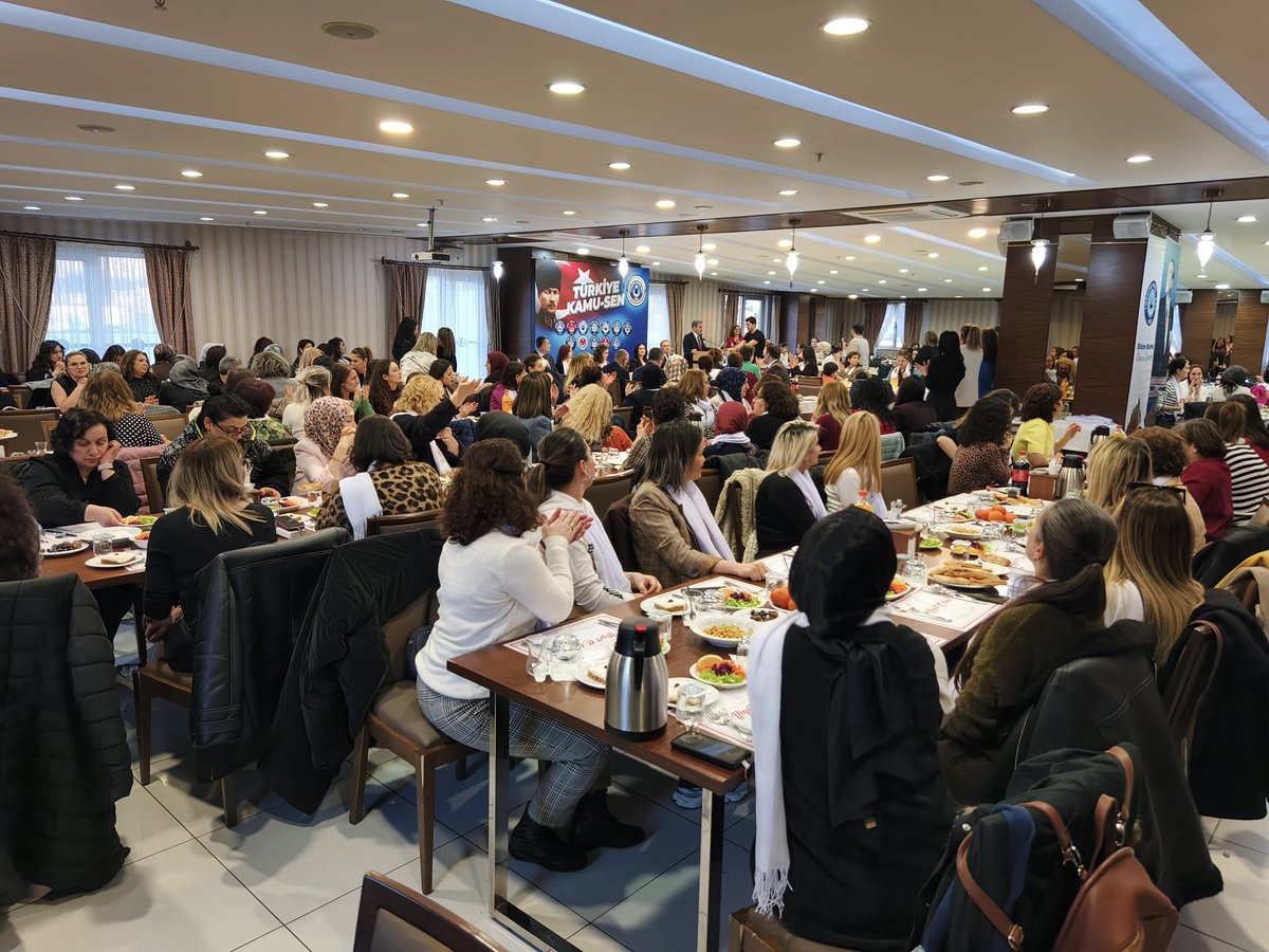 OnderKahveci's tweet photo. Türk Sağlık-Sen Kadın Komisyonumuzun düzenlediği iftar programında, Türk Sağlık-Sen’in her zaman ve her şartta gözbebeği olan kıymetli kadın teşkilat mensuplarımızla bir araya geldik.

Bu anlamlı sofrada bizleri bir araya getiren Kadın Komisyonu Başkanımız Yasemin Uzunöz başta olmak üzere tüm komisyon üyelerimize ve emeği geçen herkese teşekkür ediyorum.
 
Biz; kadının elinin değmediği her işin yarım olacağına, eksik kalacağına inananlarız. Bu nedenle kadınlarımızın özellikle çalışma hayatında, sivil toplum alanında ve toplumsal yaşamda daha aktif olmaları için destek oluyor; sorunlarının çözümü için mücadele ediyoruz.
 
İnanıyorum ki kadınlarımız sendikal mücadelede ne kadar önde olursa, hakların ilerlemesi ve sorunların çözülmesi o kadar kolay olacaktır.

Kadınlarımızın katkılarıyla sendikal mücadelemizin her zaman daha güçlü olacaktır.