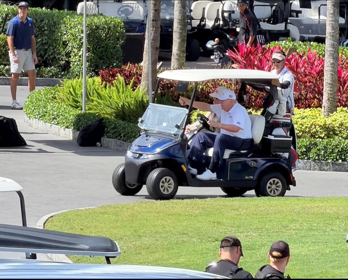 Mientras miles mueren en su guerra, incluidos militares de su país, él muy cómodo jugando al golf el fin de semana.

¿Por qué entregar su fé y la vida por este criminal?

Trump es la basura más inmunda del planeta.