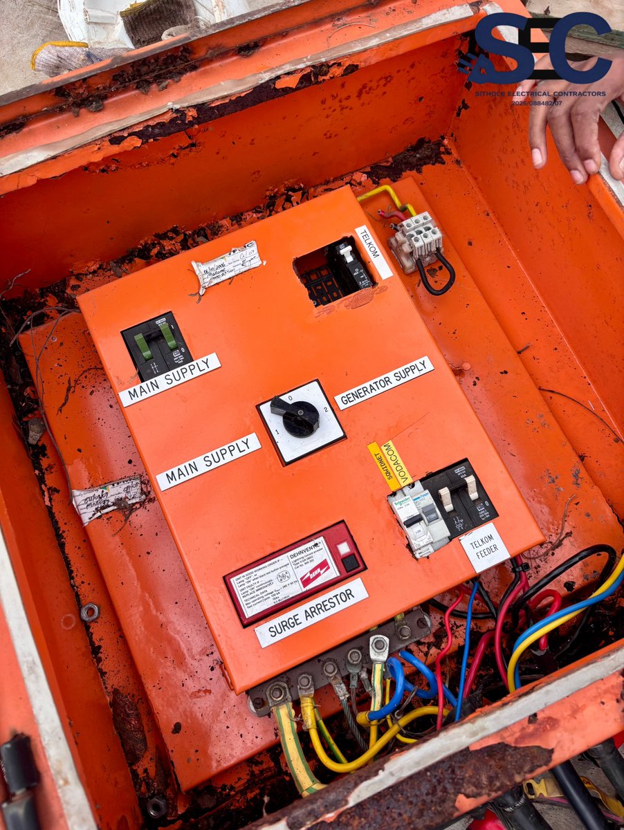 sitholeelectric's tweet photo. Installing and connecting the distribution board supplying Vodacom and Telkom telecommunications systems ⚡
#Electrician #SEC #LouisTrichardt https://t.co/4SqixqkJWE
