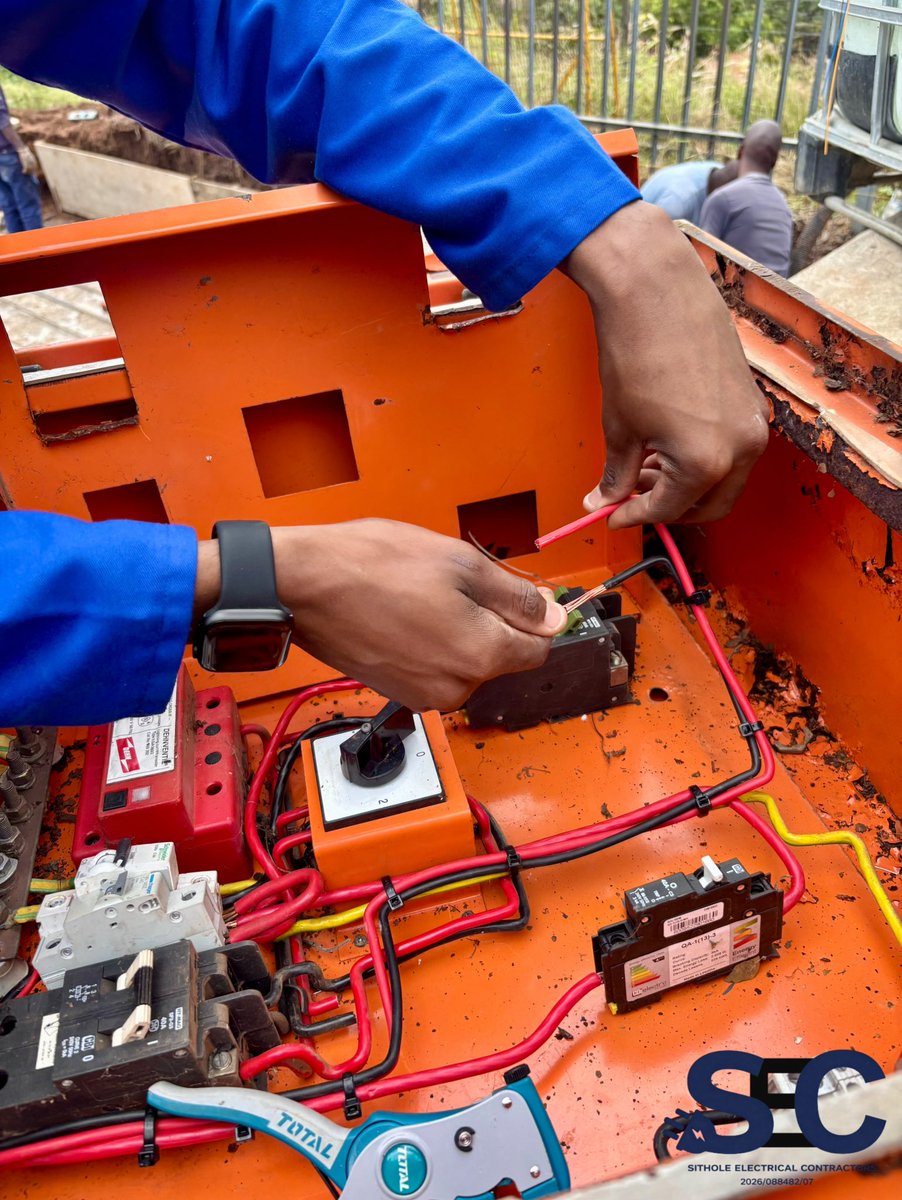 sitholeelectric's tweet photo. Installing and connecting the distribution board supplying Vodacom and Telkom telecommunications systems ⚡
#Electrician #SEC #LouisTrichardt https://t.co/4SqixqkJWE