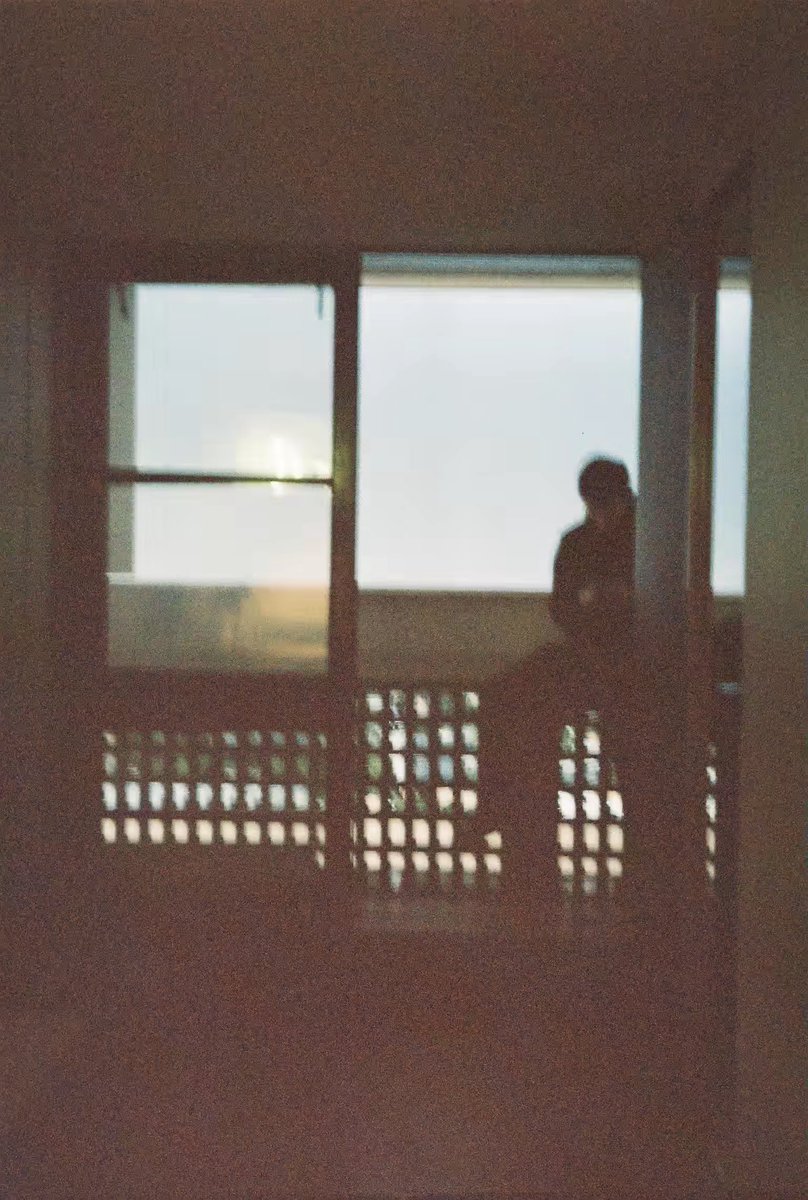 carakhole's tweet photo. moi qui scroll twitter sur un balcon de la cité radieuse, circa 1958, colorized https://t.co/Zt4KzccOdO