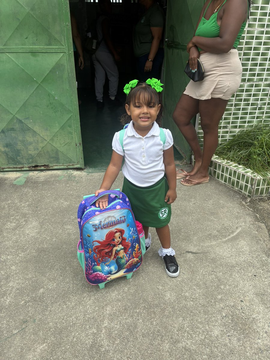 yandraa_02's tweet photo. Primeiro dia de aula da minha princesa 🥹🥹🥰❤️‍🩹 https://t.co/3O0gIXAuKa