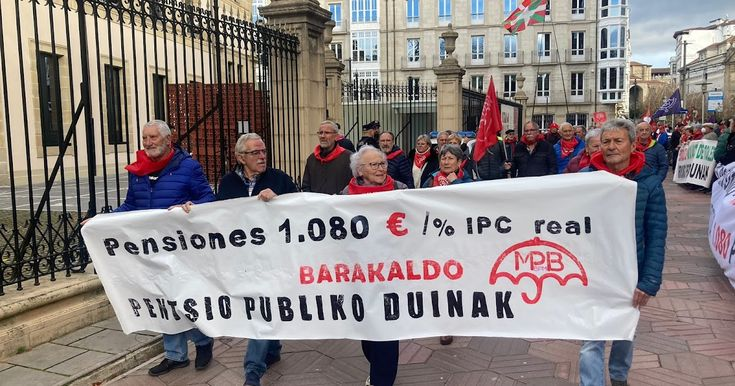 Han tenido que tapar el importe en el cartel. Porque da igual cuánto suban las pensiones; siempre van a querer más.

Pensión mínima = SMI

Crecimiento con el "IPC real".

De los jubilados con mayores pensiones de toda España (y menos % de mínimas)