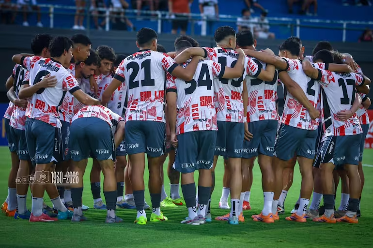 chiqui_avalos's tweet photo. EL INCENTIVO CONFESO DE CERRO,
LA FIFA EQUIPARA A UN SOBORNO...
Penalidades severas para jugadores o equipos

Los reglamentos de la FIFA (Código Disciplinario 2025 y Código de Ética) prohíben cualquier incentivo o ventaja indebida (pecuniaria o no) que influya ilícitamente en el curso, resultado o aspecto de un partido/competencia, ya sea para perderlo o ganarlo.Definición clave (Art. 20 Código Disciplinario 2025):
Manipulación = influir directa/indirecta (por acto u omisión) de forma ilícita en el resultado o desarrollo del partido, o conspirar/intentar hacerlo.
Incluye incentivos para perder (ej. bajo rendimiento intencional) o ganar (ej. primas para victoria indebida que altera la competición)

EJEMPLOS CLAVE:
•Para perder: 
•Pagar a jugadores para que concedan goles, tarjetas o penales intencionalmente (match-fixing por apuestas). 
•Acuerdo para dejarse ganar y beneficiar descenso/evitar rival en siguiente ronda.
•Para ganar: 
•Terceros ofrecen primas/bonos a un equipo para vencer a un rival específico (ej. asegurar clasificación propia o perjudicar a otro). Incentivos para alto rendimiento deliberado que altera equidad (ej. conspiración para ascenso indebido).

LAS SANCIONES
•Para individuos: Mínimo 5 años de prohibición de participar en cualquier actividad relacionada con el fútbol y multa de al menos CHF 100,000. En casos graves, puede ser una prohibición de por vida. No reportar un acercamiento conlleva mínimo 2 años de suspensión y multa de CHF 15,000. 
1. Para clubes o asociaciones: Pérdida del partido, descalificación de competiciones, deducción de puntos, descenso o expulsión. 
Factores agravantes: Recidiva (dentro de 10 años), grado de culpa, o si involucra apuestas. El período de prescripción es de 10 años para estos delitos. 

La FIFA enfatiza la cooperación con autoridades públicas y recomienda a las asociaciones miembro adaptar sus reglamentos locales para combatir estas prácticas, como se detalla en su Manual de Integridad. 
https://t.co/AcXpPI7DhR