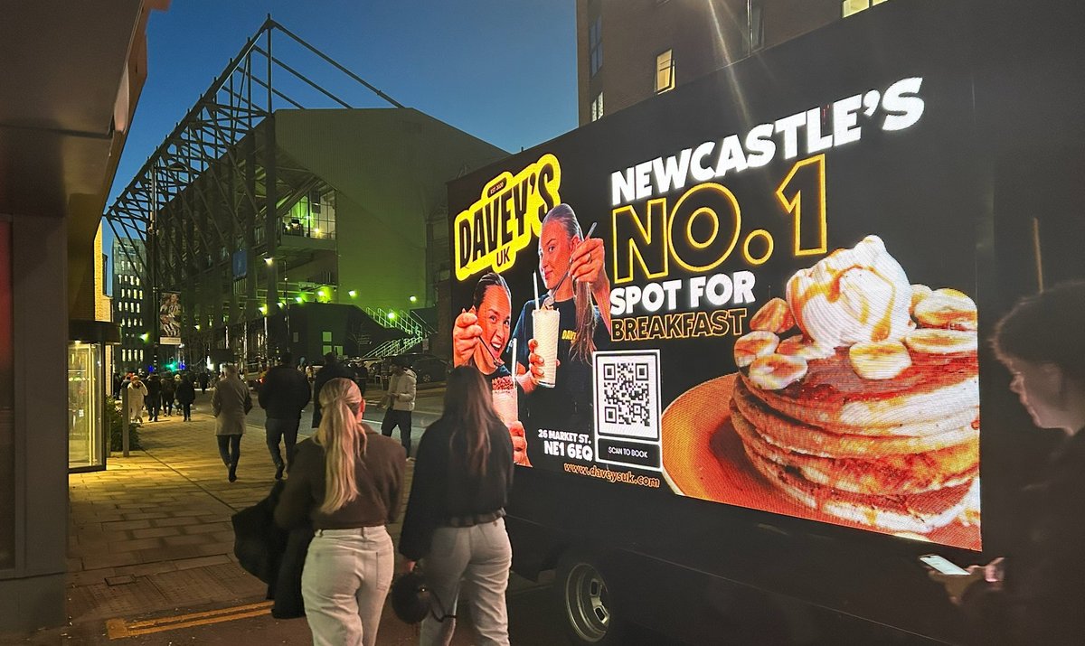 AdsDirectLtd's tweet image. Newcastle's No.1 spot for breakfast, #daveys grabbed some outstanding awareness with our illuminated #digivan at a recent @NUFC match. Read more about them here- daveysuk.com/collections/fr…

Email us for further details- digivan@adsdirect.org.uk
#adverts #design #print #merchandise