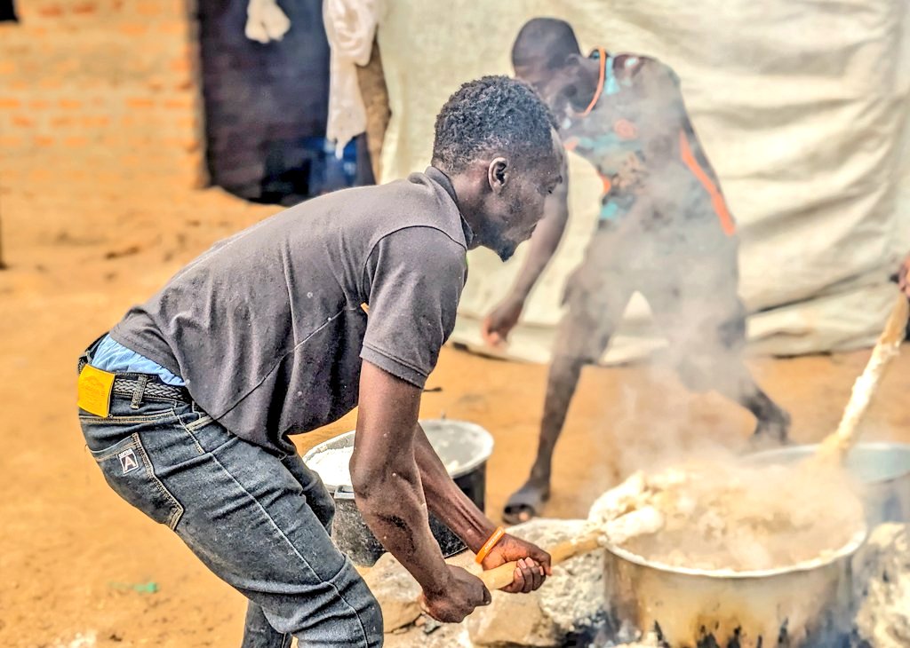 DavisMundua's tweet photo. Yesterday as members of the slogan; "#LUNCH_MUST_NOT_DELAY," we the real men decided to enter the kitchen to commemorate the #International_Womens_Day🤭🎉
    ❤️°°°#Happy_International_Womens_Day°°°🙏 https://t.co/mVV2WTYDd3