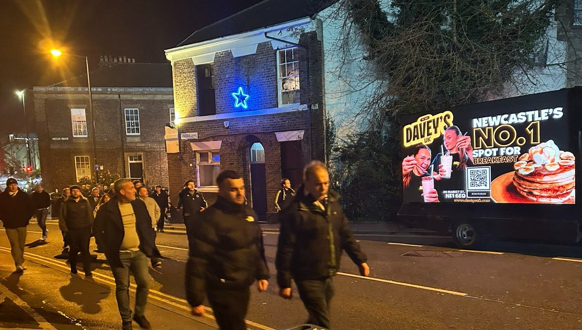 AdsDirectLtd's tweet image. Newcastle's No.1 spot for breakfast, #daveys grabbed some outstanding awareness with our illuminated #digivan at a recent @NUFC match. Read more about them here- daveysuk.com/collections/fr…

Email us for further details- digivan@adsdirect.org.uk
#adverts #design #print #merchandise