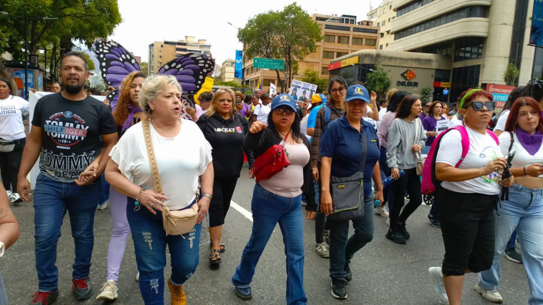 Alguien se enteró de que ayer el régimen convocó a una supuesta “consulta comunal”???
La respuesta de la gente OTRA VEZ fue CONTUNDENTE: SOLOS, se quedaron SOLOS.

NADIE los escucha ni les hace caso y ahora ya casi NADIE les teme. Aunque sigan espiando y amenazando a los