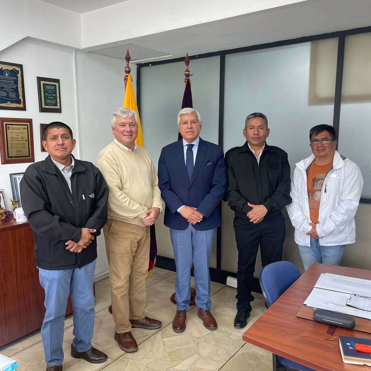 babadmerchan's tweet photo. Reunión con miembros de la Asociación de Héroes del #Cenepa con discapacidad y heridas de guerra. Impulsamos la renovación del convenio de uso de su sede. Nuestro respeto y gratitud a quienes defendieron el #Ecuador, junto al General Luis Aguas, histórico Comandante de Tiwinza. https://t.co/Q6LT3AVWep