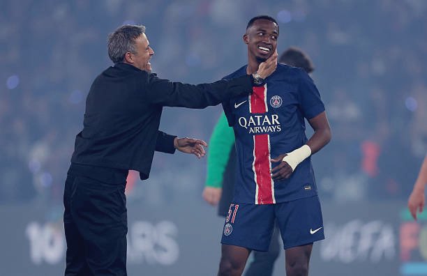 Paris_sginfos's tweet photo. 📣🔴🔵 Willian Pacho : « Luis Enrique au quotidien ? C’est quelqu’un de formidable. Beaucoup de gens ne réalisent pas forcément quel type de personne il est. »

« Il s’intéresse vraiment aux joueurs en tant qu’êtres humains, pas seulement en tant que footballeurs. Il comprend ce que nous vivons parce qu’il a lui-même joué. »

« Sur le terrain, il transmet une énorme envie de gagner et de progresser chaque jour. Depuis mon arrivée, il m’a beaucoup aidé à garder cette idée : on peut toujours s’améliorer. »

🗞 PSGTV