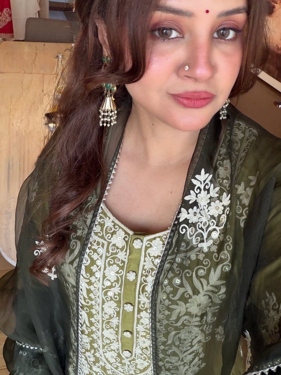 Elanti pellam unte roju bed meda Firstnight night he 💦💦
Roju oka Fantasy Terchukune vadini 
Deeni kasi face chustu Pooku baga naki rasam tagi face meda modda ruddi Notlo ummu naki rasam ga Notlo posi Deeni pooku Kasi kasi ga Dengutu Lopala le karchi malli thalli chesta 💦💦💦