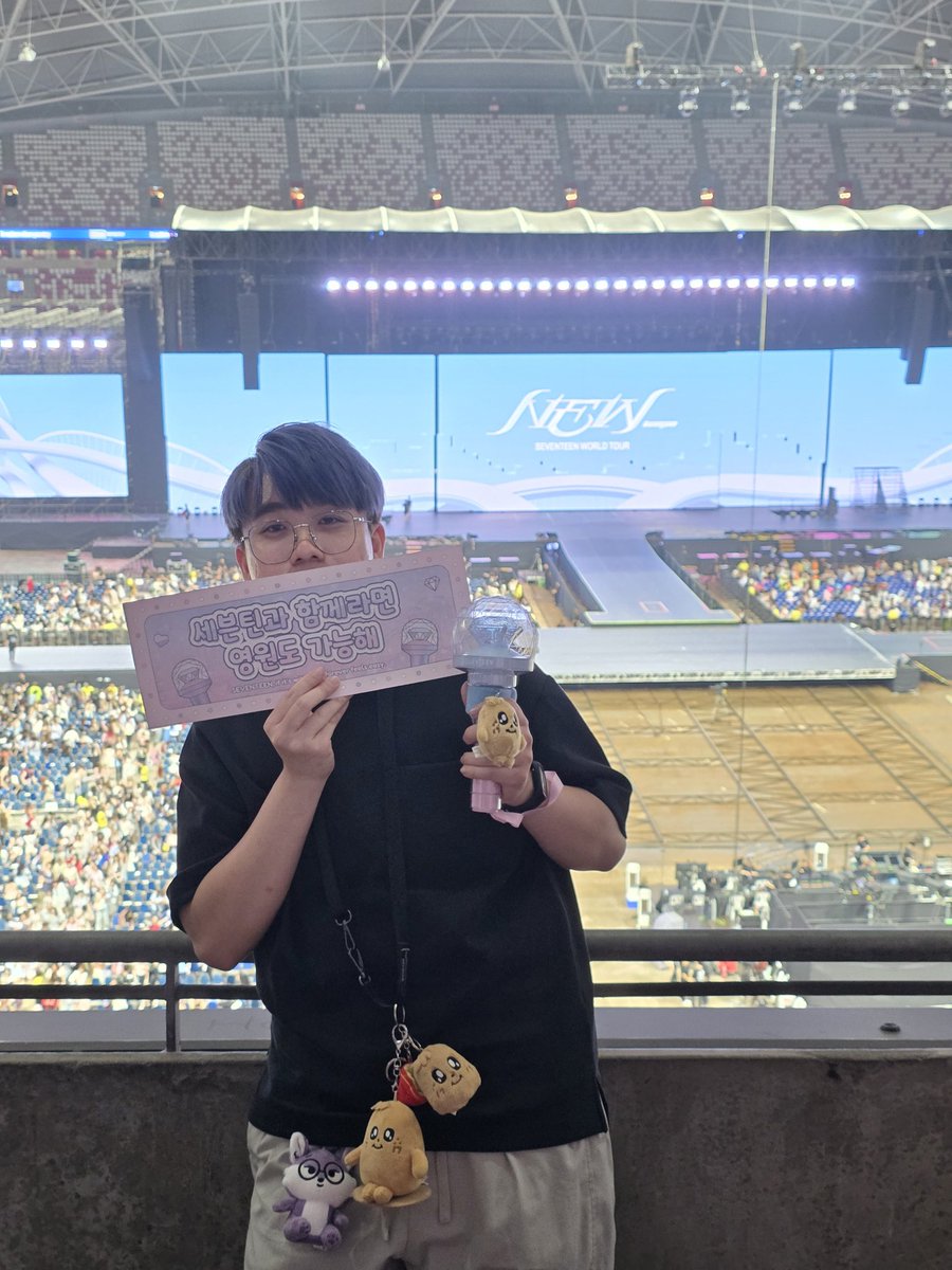 Galelee422's tweet photo. Seventeen NEW_ concert Singapore🥰
@pledis_17

#seventeen #singapore #concert https://t.co/HmLWGiIM8B