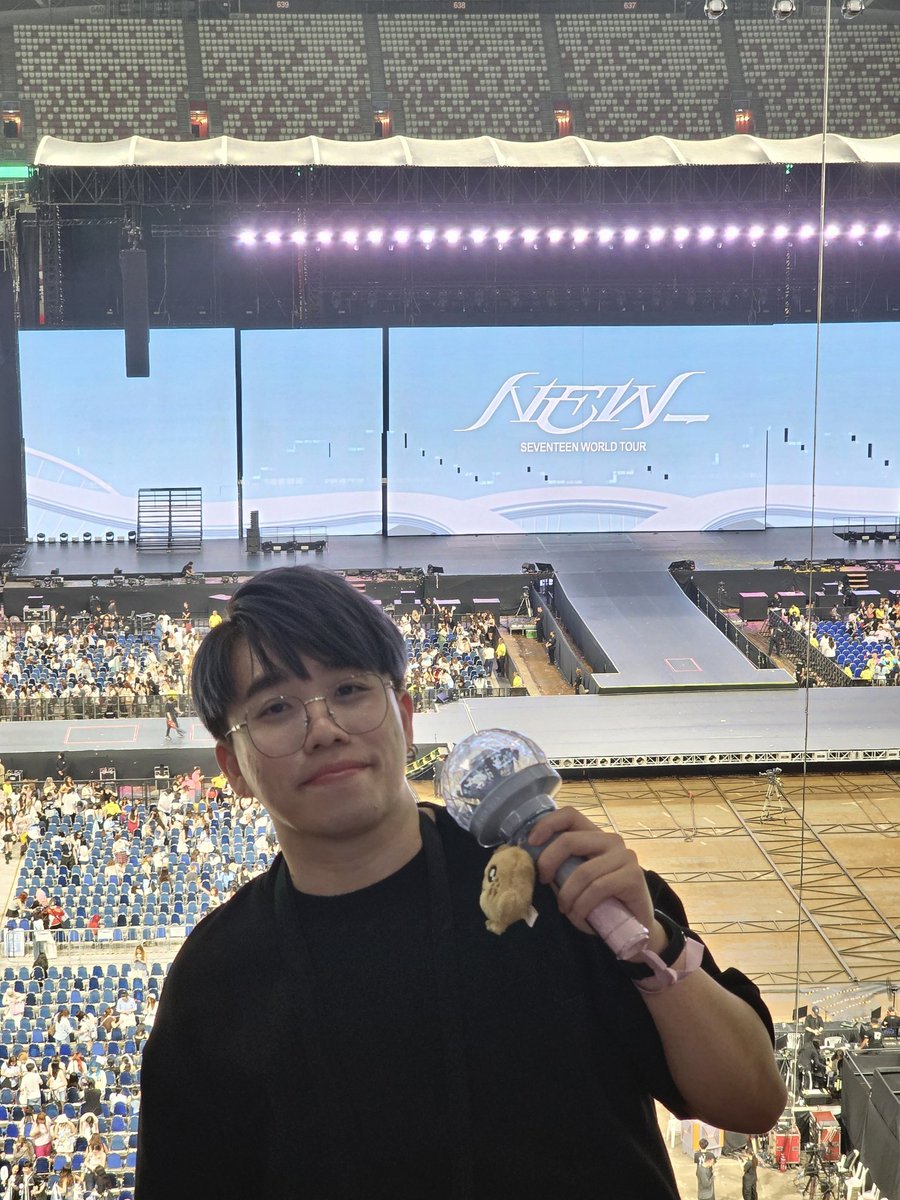 Galelee422's tweet photo. Seventeen NEW_ concert Singapore🥰
@pledis_17

#seventeen #singapore #concert https://t.co/HmLWGiIM8B