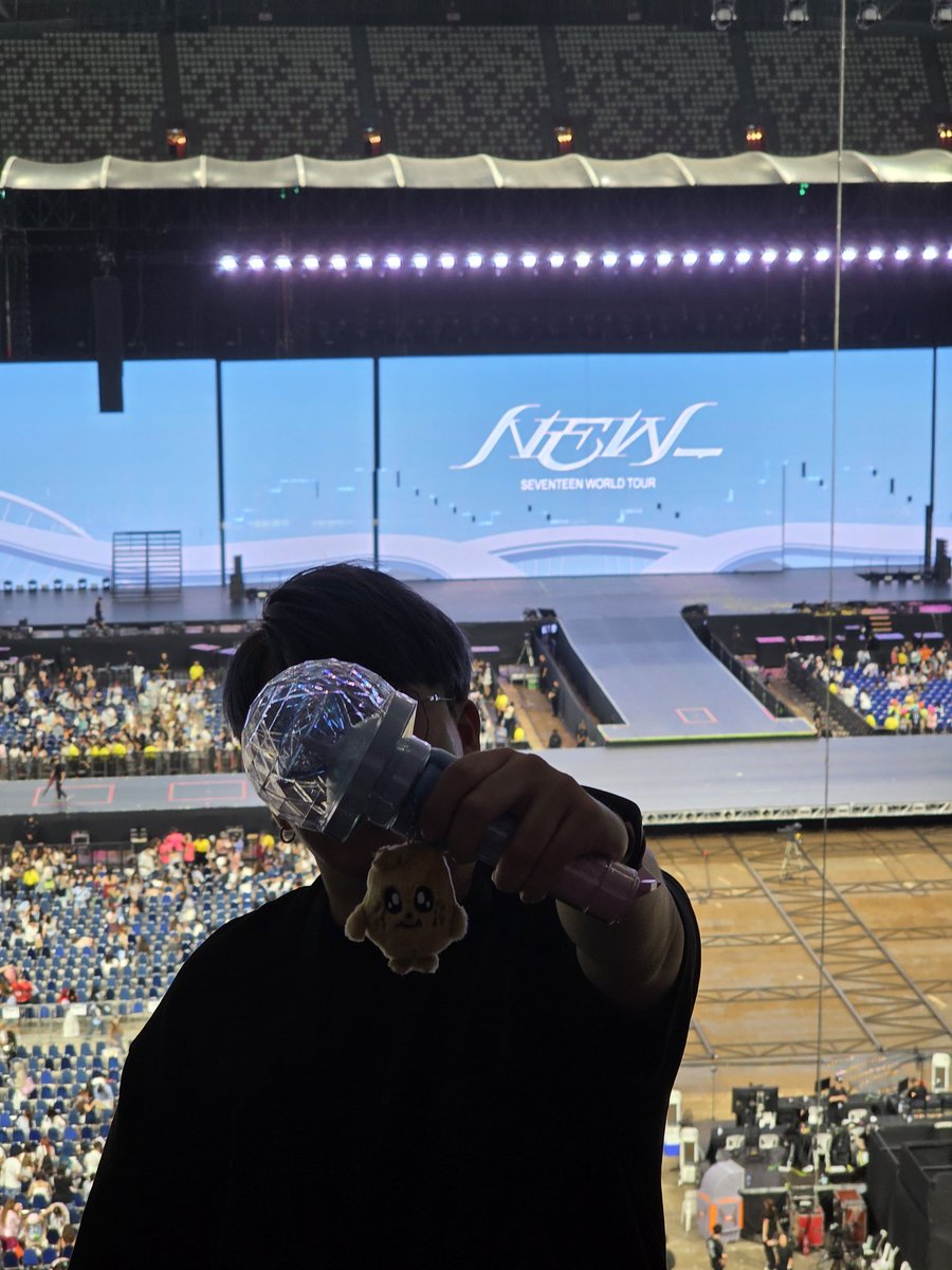 Galelee422's tweet photo. Seventeen NEW_ concert Singapore🥰
@pledis_17

#seventeen #singapore #concert https://t.co/HmLWGiIM8B