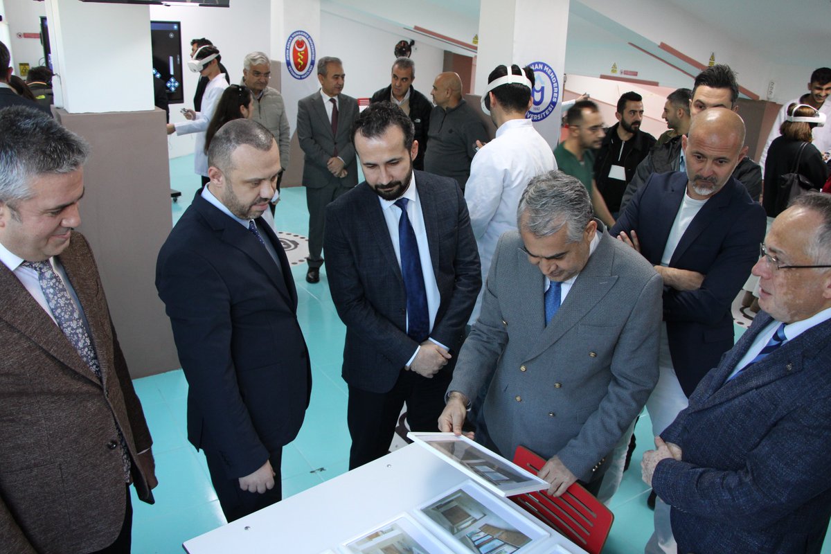 Üniversitemiz Veteriner Fakültesi bünyesinde kurulan ve Türkiye’nin en kapsamlı Sanal Gerçeklik (VR) ve Üç Boyutlu Model (3D) destekli dijital eğitim altyapılarından biri olan Dijital Eğitim ve Uygulama Laboratuvarı (DijiLab) düzenlenen törenle hizmete açıldı. Veteriner hekimliği