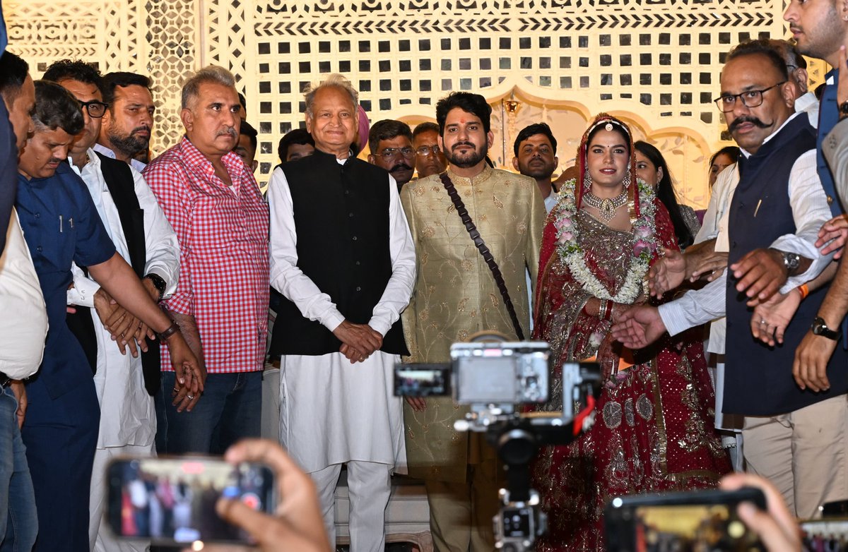 आज जयपुर में लाडनूं विधायक श्री मुकेश भाकर के विवाह समारोह में शामिल होकर वर-वधू को आशीर्वाद दिया एवं उज्ज्वल भविष्य की शुभकामनाएं दीं।