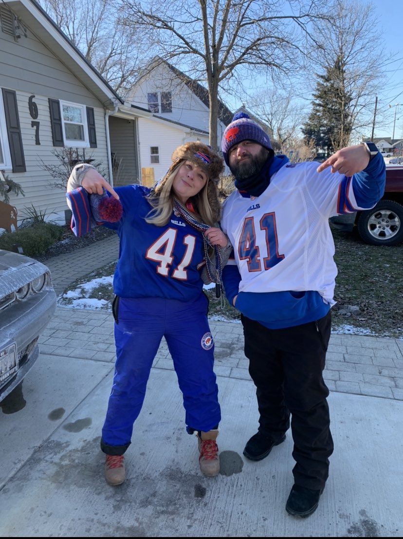 beardedphotog24's tweet photo. I guess I need to find a new game day jersey 😭
Fun story: Reggie sent me this jersey and a signed football saying thanks for all the love. #FullbacksMatter #BillsMafia https://t.co/4UqlWqone9