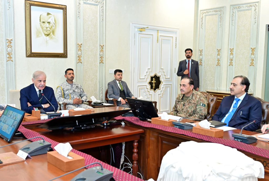 HamzaAzhrSalam's tweet photo. Chief of Defence Forces, Field Marshal Syed Asim Munir and National Security Advisor, Lieutenant General Asim Malik attended a meeting on new austerity measures in Pakistan chaired by Prime Minister Muhammad Shehbaz Sharif. https://t.co/0IKiJR81ap