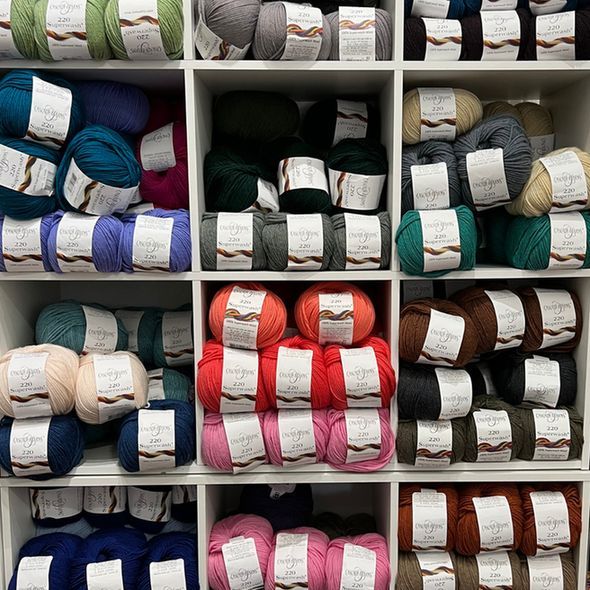 CascadeYarns's tweet image. 🧶Visit 𝐄𝐱𝐭𝐫𝐚𝐨𝐫𝐝𝐢𝐧𝐚𝐫𝐲 𝐄𝐰𝐞, Easton Maryland's new little yarn store! Explore Cascade Yarns in oodles of colors to inspire your next project at this well-stocked LYS.😃

#cascadeyarns #localyarn #makersgonnamake
