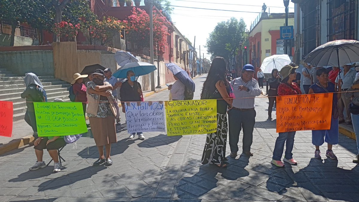 Despierta_Oax's tweet image. 🚧 Bloqueo en la capital oaxaqueña.

Vecinos de la agencia de San Martín Mexicápam bloquean la avenida Independencia, a la altura de la Basílica de La Soledad, lo que provoca afectaciones a la circulación en esta zona del centro de la ciudad.

#Oaxaca #Bloqueos #Protesta
