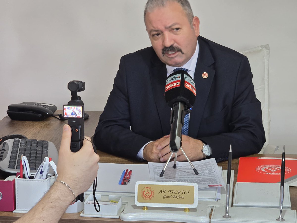 Asker bizim, evlat bizim.
Bu toprakların bağrından çıkan, Anadolu’nun kerpiç evlerinde büyüyen yiğitlerdir onlar. Milletin duasıyla yola çıkar, vatan nöbetinde gözünü kırpmadan görev yaparlar.

Ordu bizim, kahramanlar bizim.
Dağda, sınırda, puslu gecelerde milletin huzuru için