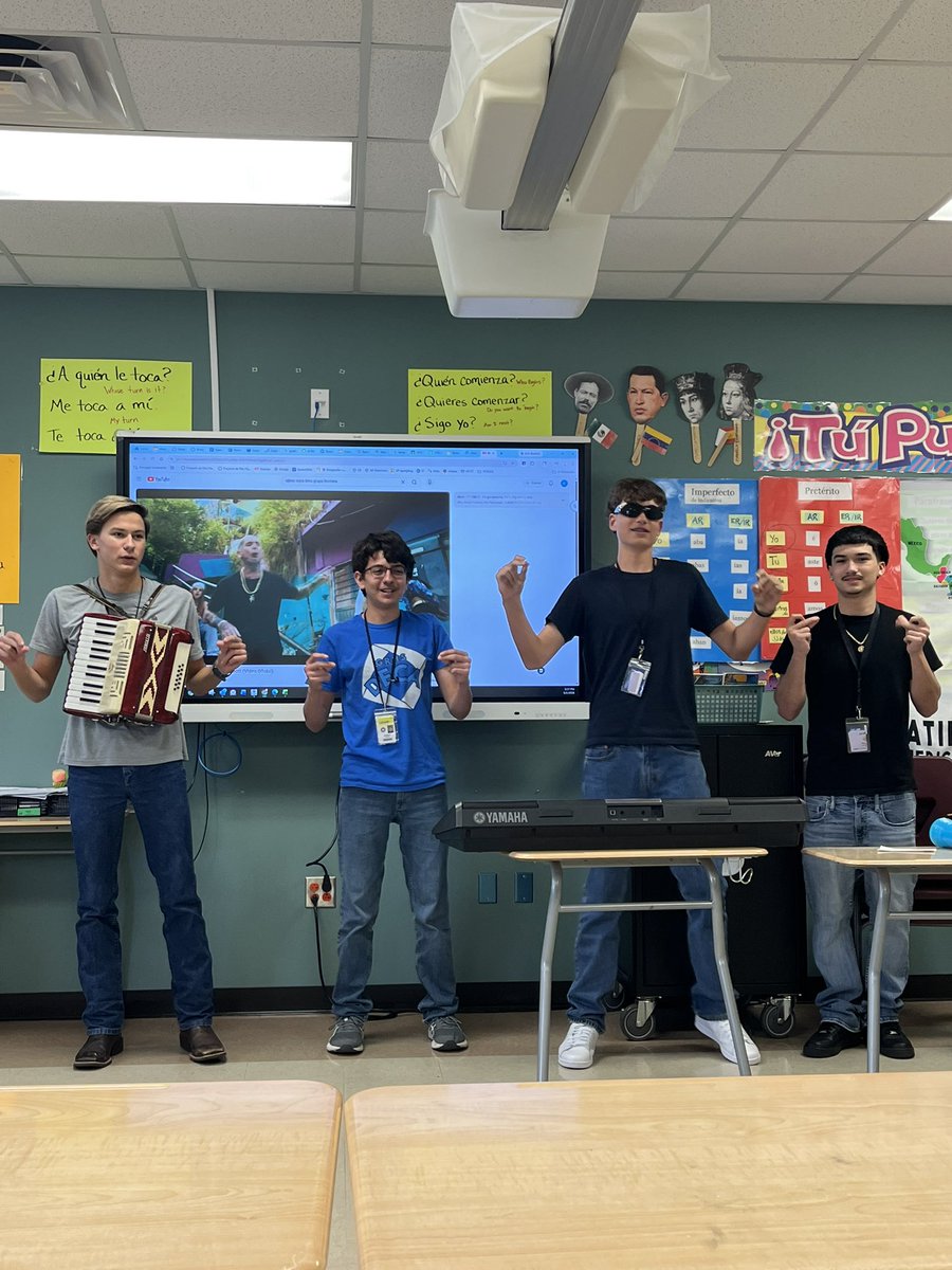 cbracksieckCHS's tweet photo. Locura de marzo 2026 always ends with some lip syncing! @WeAreGRHS @Elisabeth13 https://t.co/blBPuy8Y5F